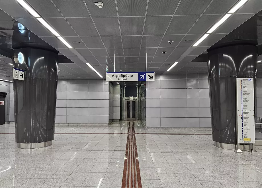 Afmærkning af perronen i retning af lufthavnen - i byens centrum