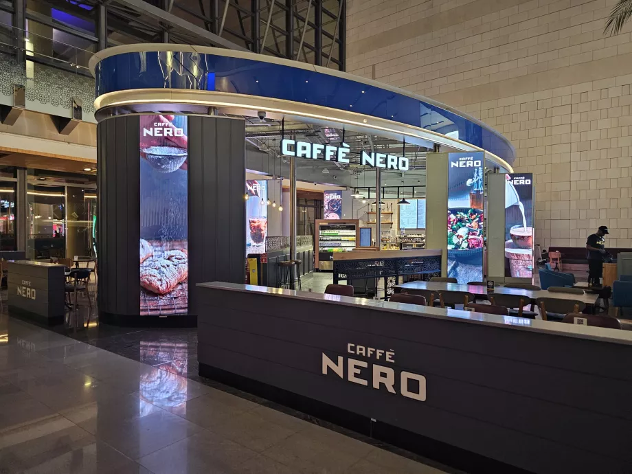 Caffé Nero, ankomst, offentligt område