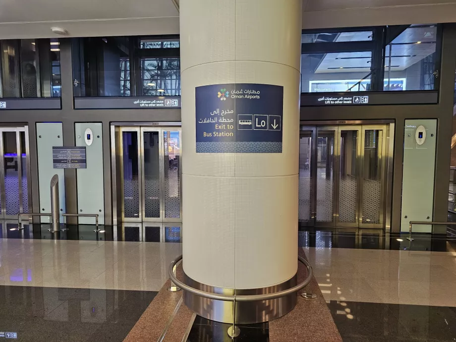 Vejvisning til busser med offentlig transport (kælder)