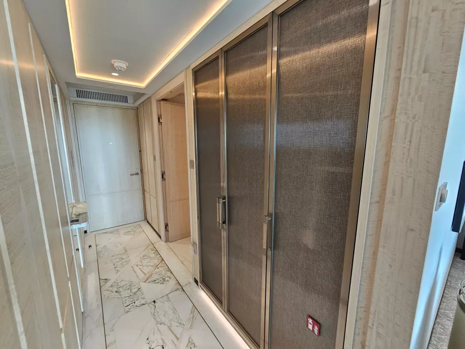 Gang i værelset og garderobeskabe