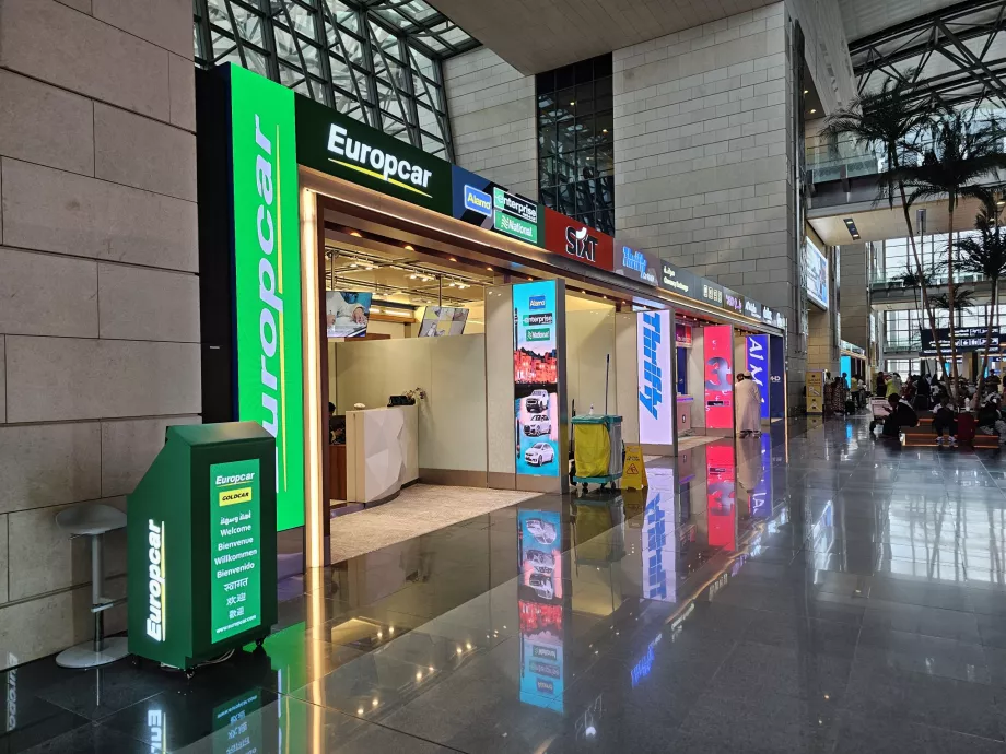 Skranker til biludlejning i ankomsthallen