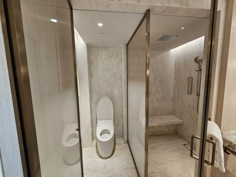 Brusebad og toilet - åben dør