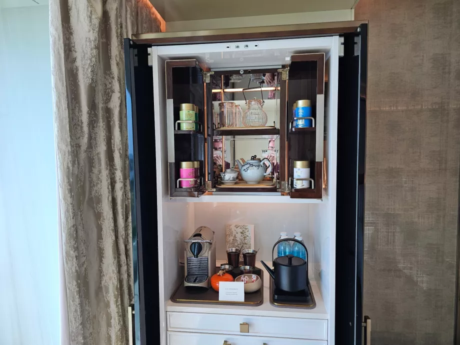 Minibar og kaffemaskine