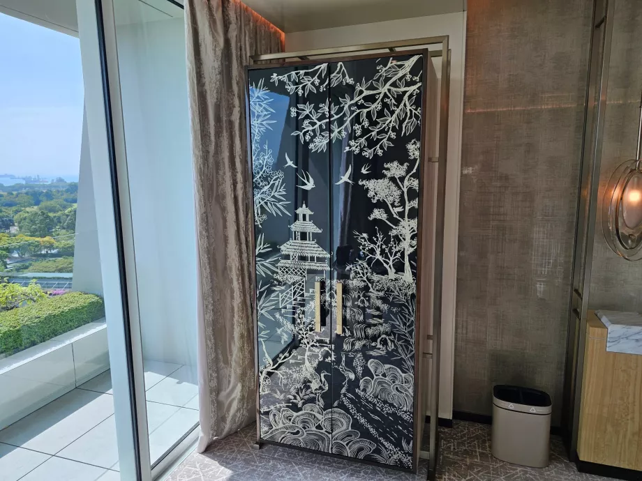 Garderobe med minibar