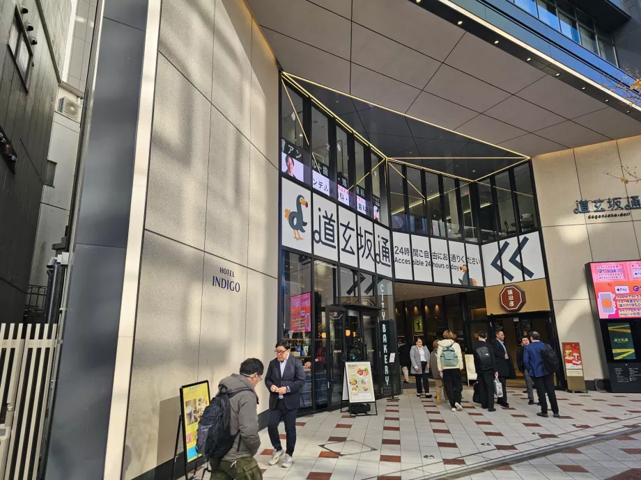 Sideindgang fra hovedgaden gennem shoppingcentret