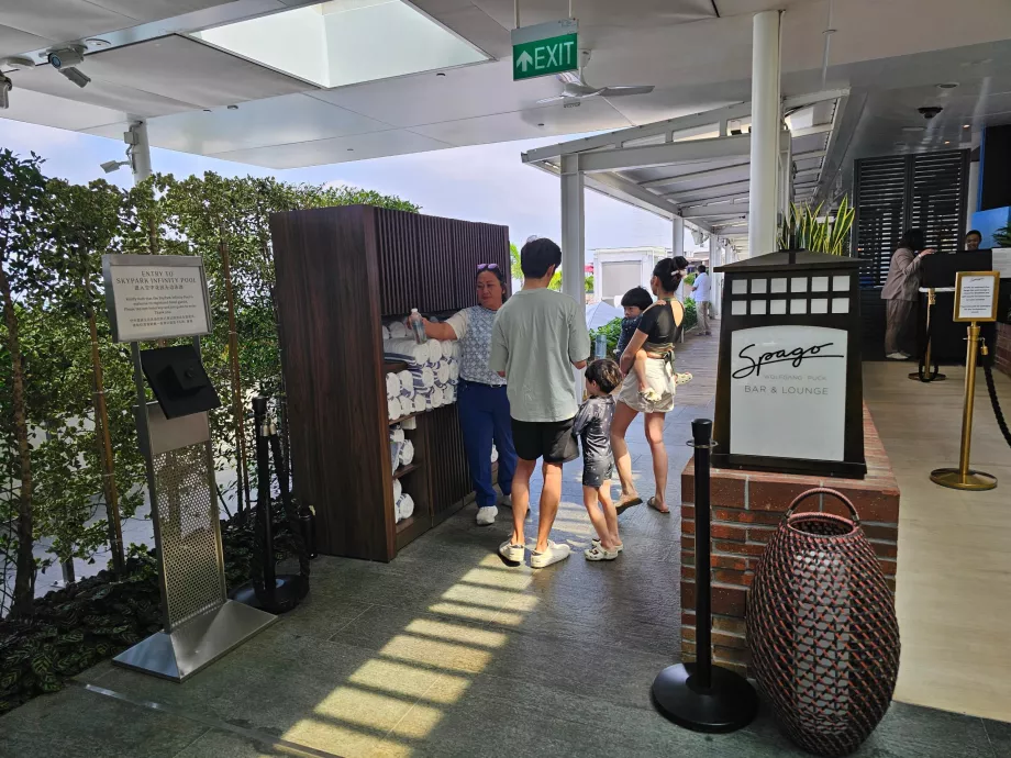 Indgang til poolen på taget