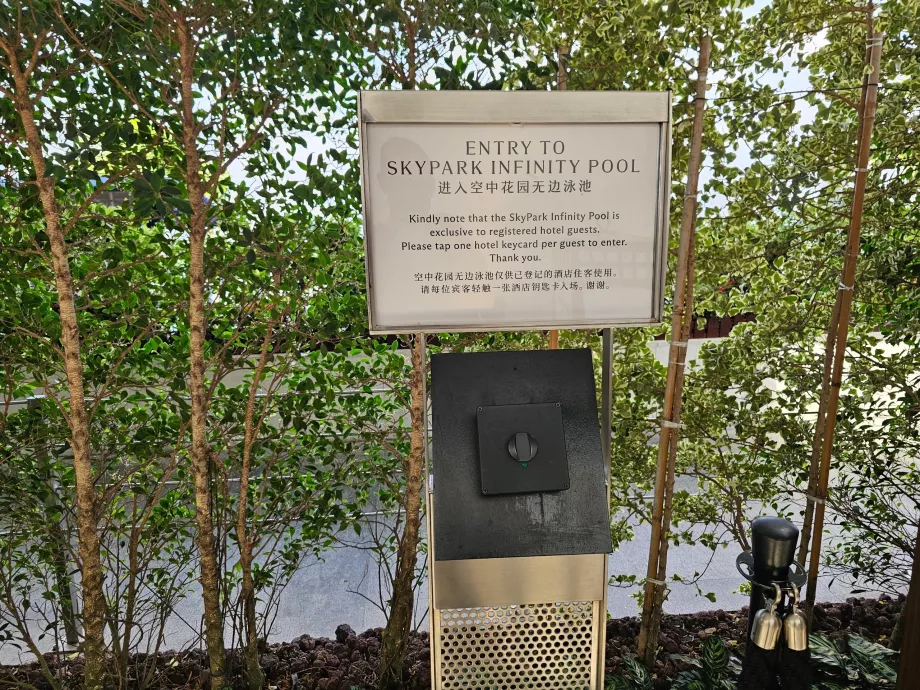 Værelseskortlæser ved indgangen til poolen