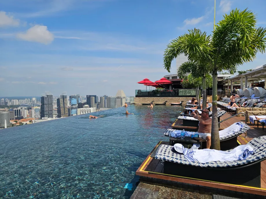 Pool på taget og liggestole