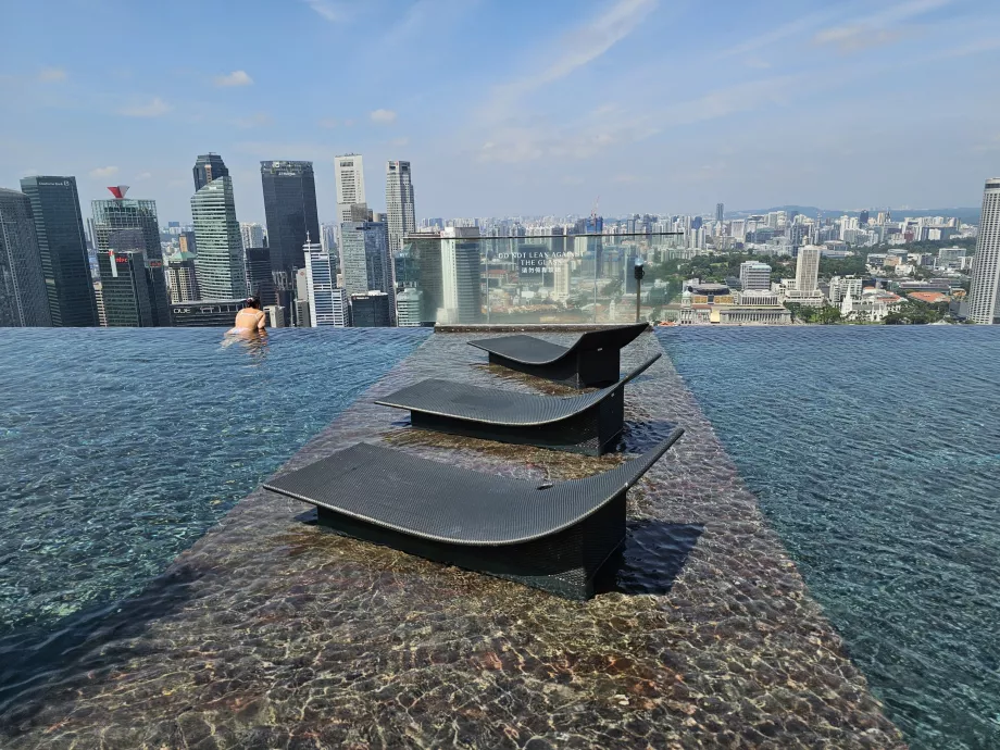 Pool på taget og liggestole