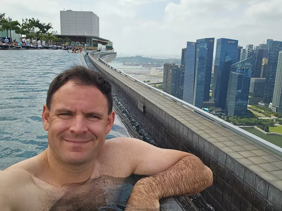 Mig i poolen på tagterrassen på Marina Bay Sands