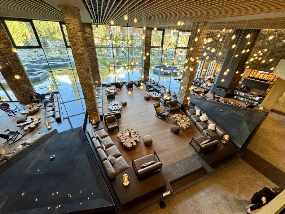 Lobby med dam Swissotel Damian Jasna