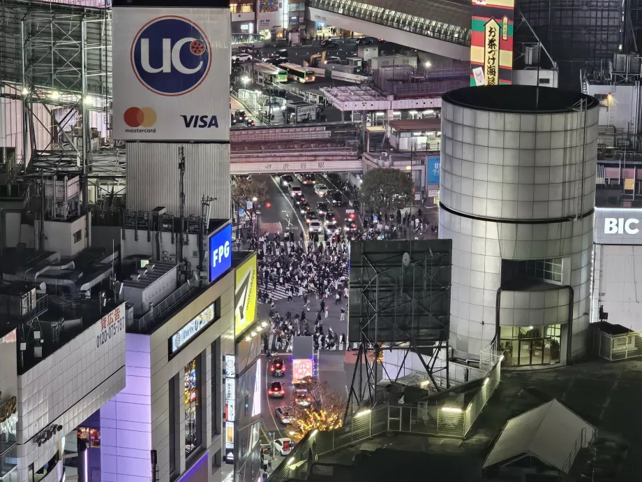Udsigt over Shibuya-krydset om natten - med zoom
