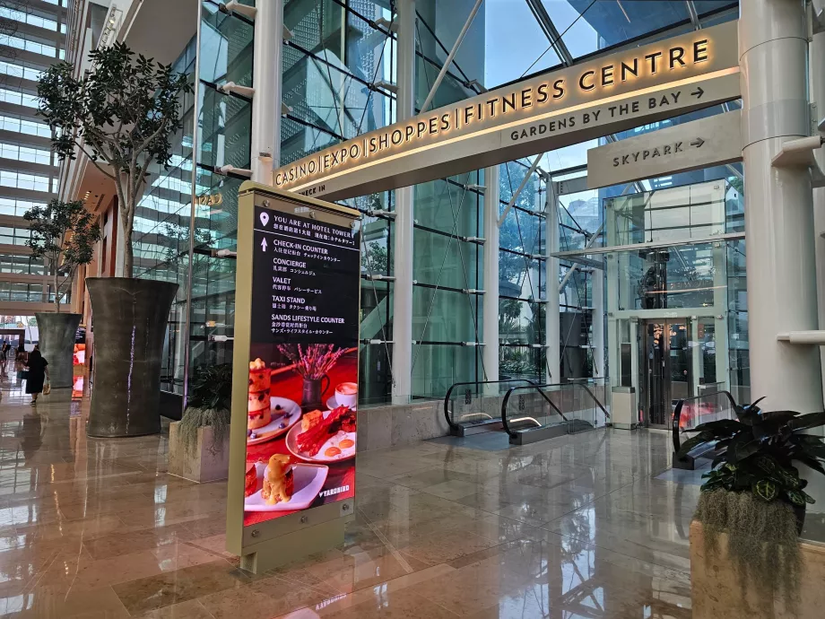 Indgang fra hotellet til shoppingcentret