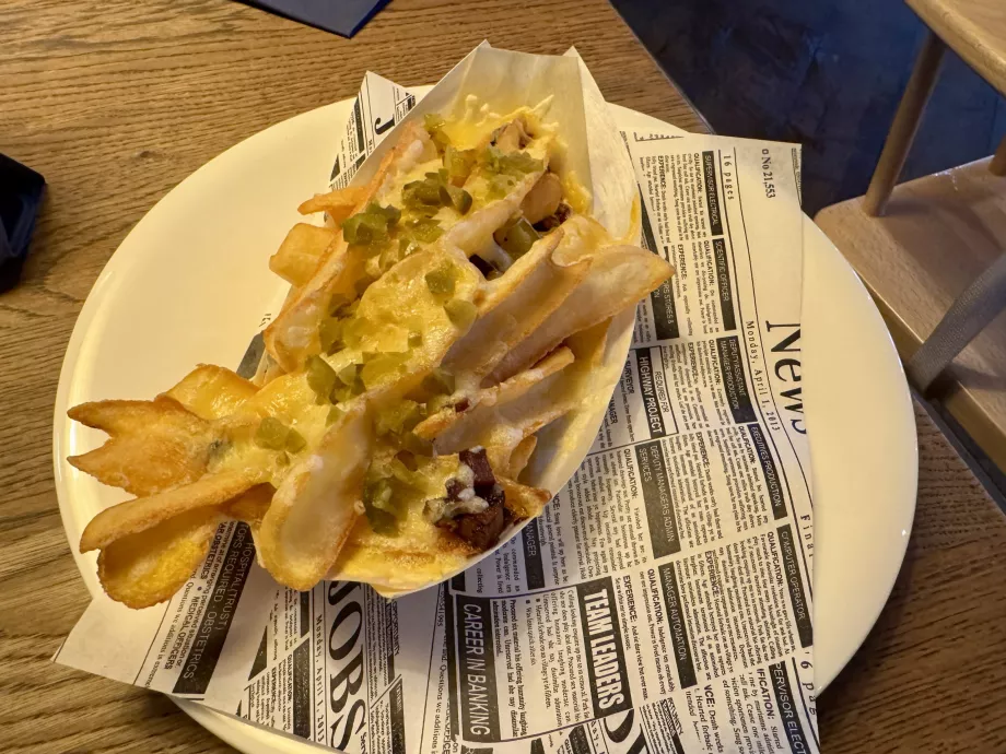 Steak frites med ost og bacon