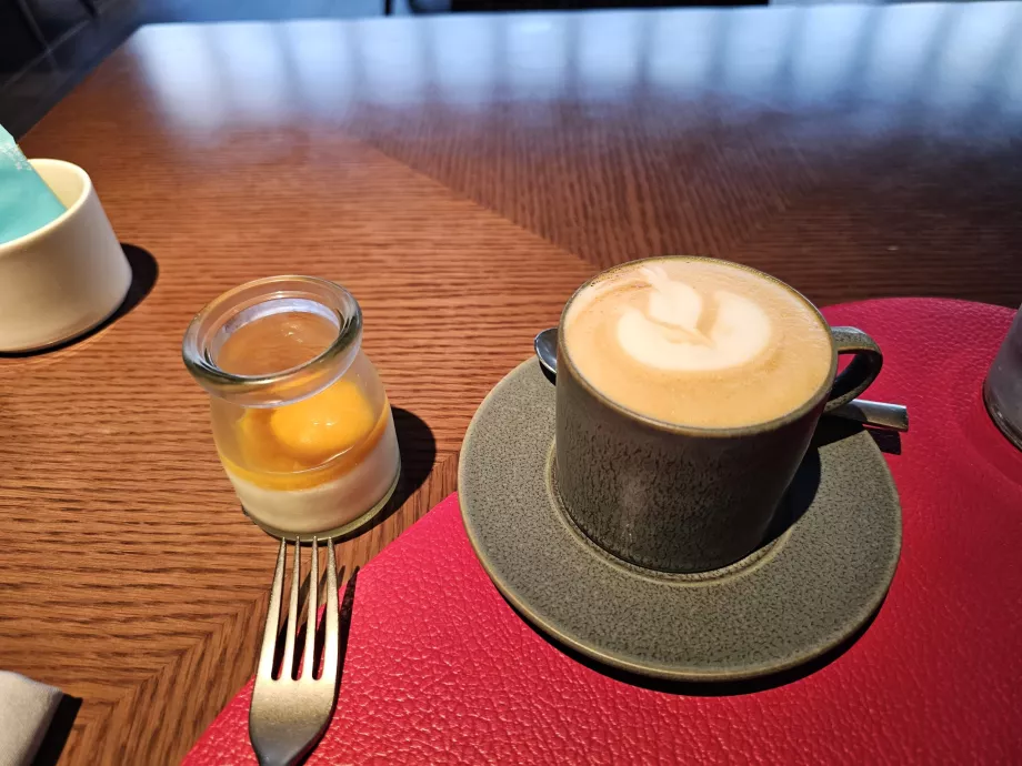 Morgenmad - cappuccino og yoghurt