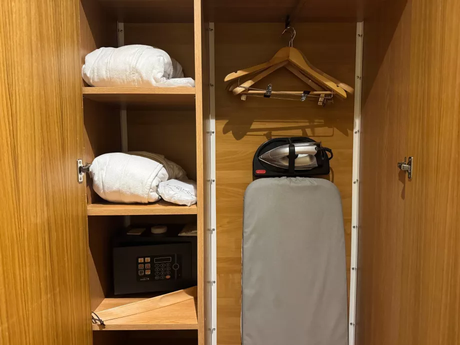 Strygejern, badekåber og en pengeskab