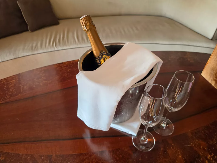 En flaske mousserende vin som en gestus fra hotellet