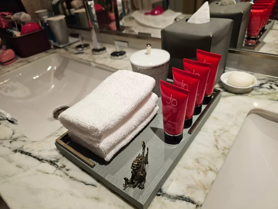 Jo's shampoo og cremer på værelset