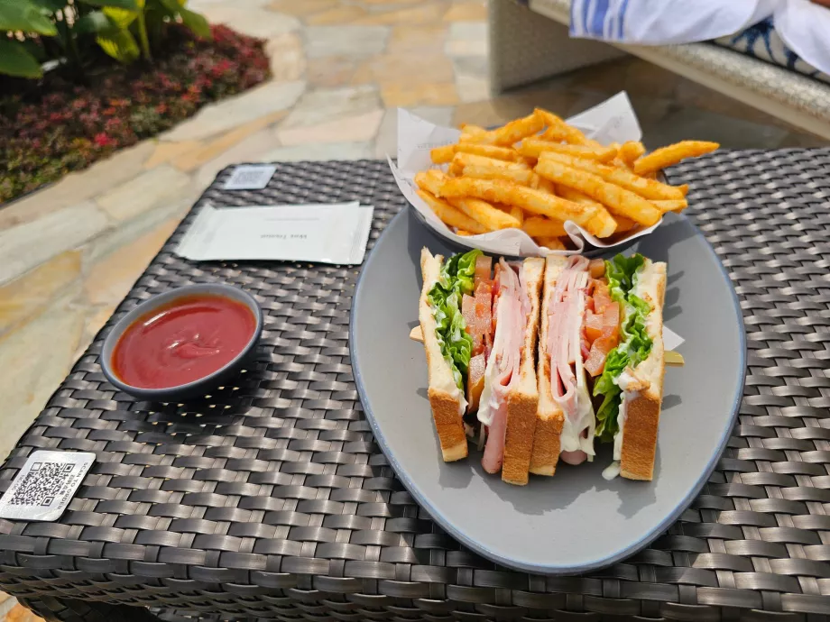 Snack ved hotellets pool