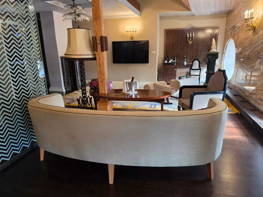 Stuen i Onyx Tower-suiten