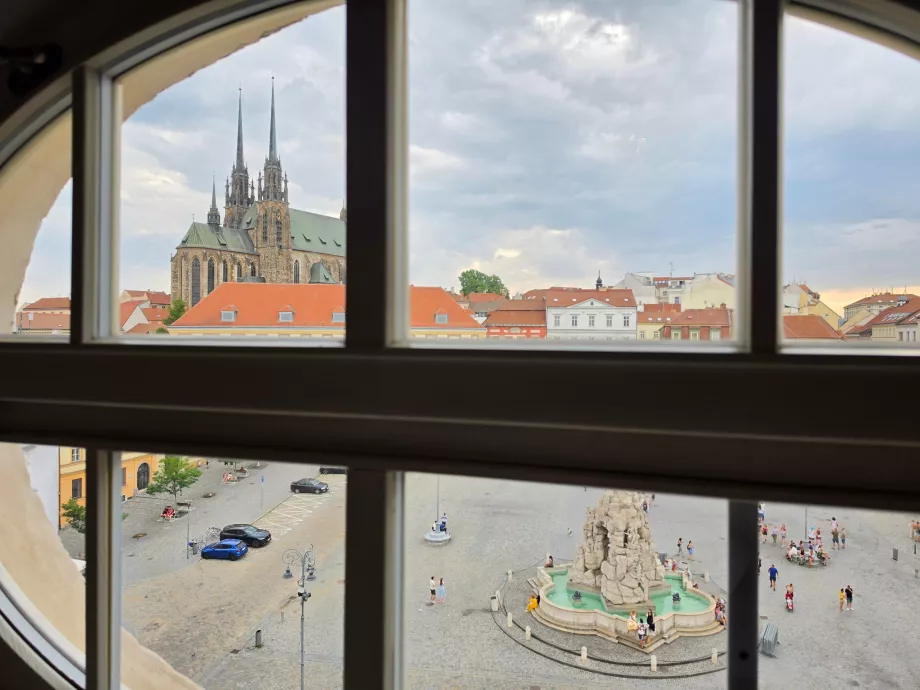 Udsigt gennem vinduet mod Zelný trh