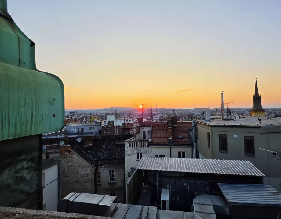 Solopgang over Brno set fra altanen i tårnet