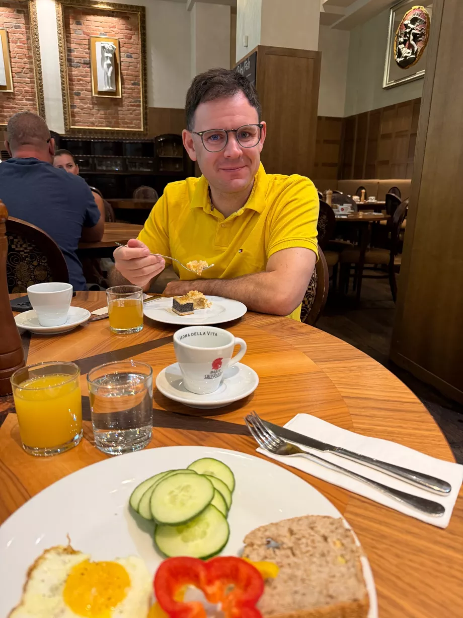 Jeg spiser morgenmad på Grandezza Hotel