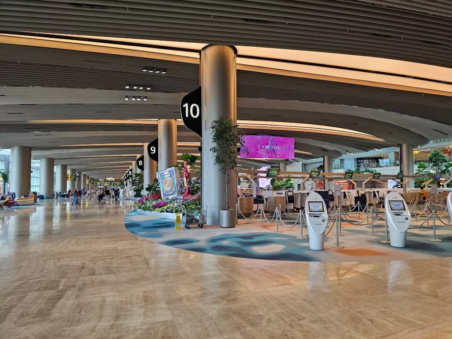 Terminal 2, check-in-skranker