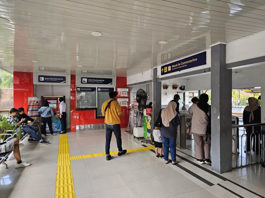 Billetkontor og billetautomater på togstationen