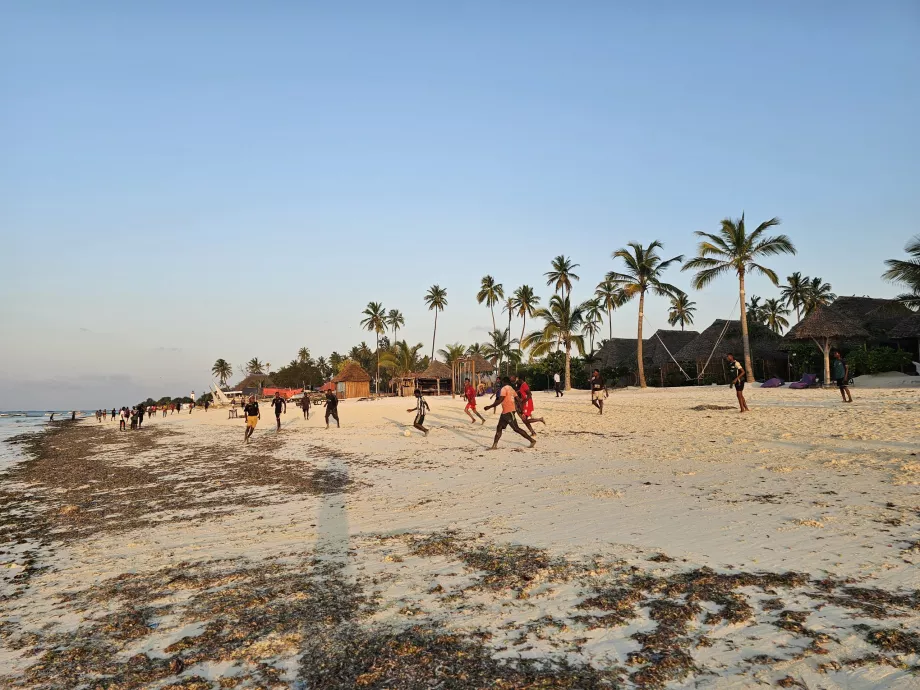 Spiller fodbold på Nungwi Beach