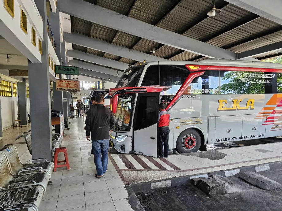Langdistancebusser til Surabaya