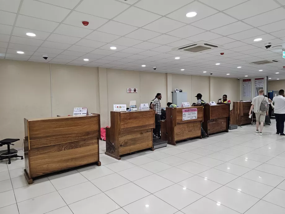 Terminal 2B, check-in-skranker