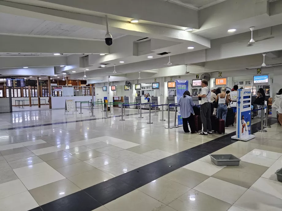 Terminal 2A, check-in-skranker