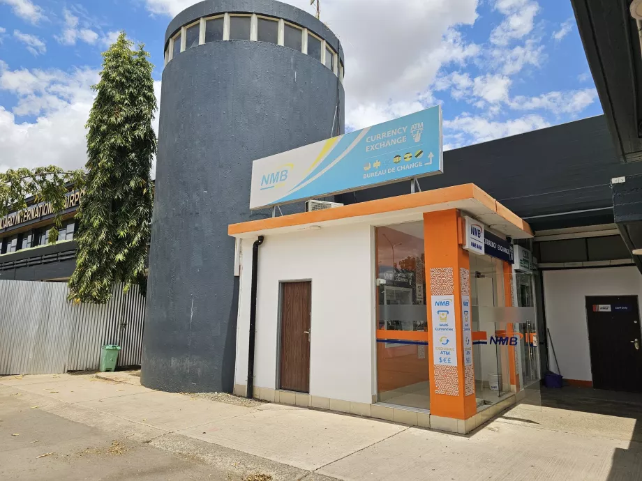 Hæveautomater foran ankomsthallen