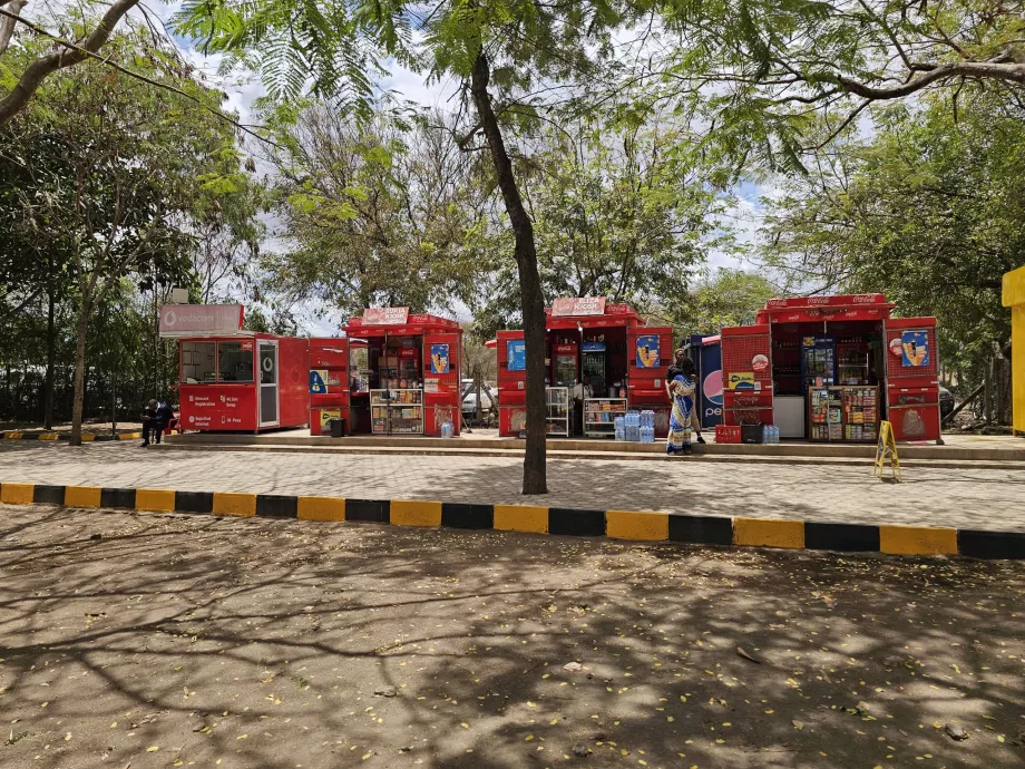 Forfriskningsstande foran ankomsthallen