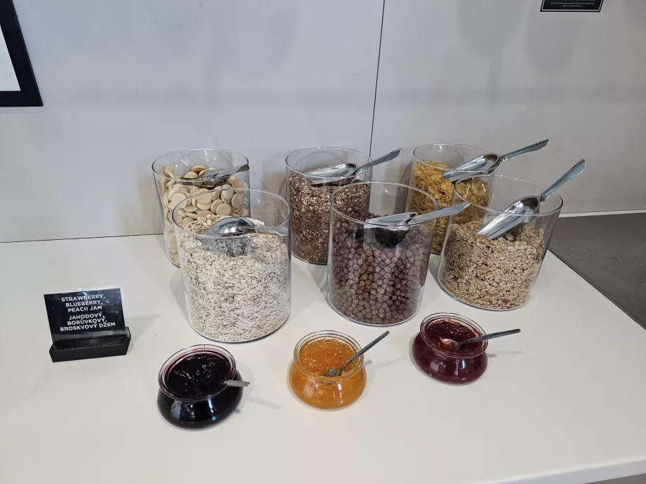 Granola, müsli og syltetøj