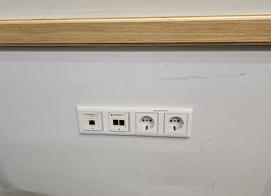 Stikkontakter til opladning af elektronik