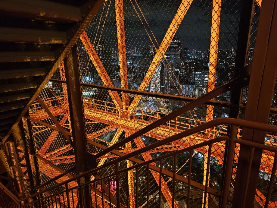 Vejen ned ad trappen