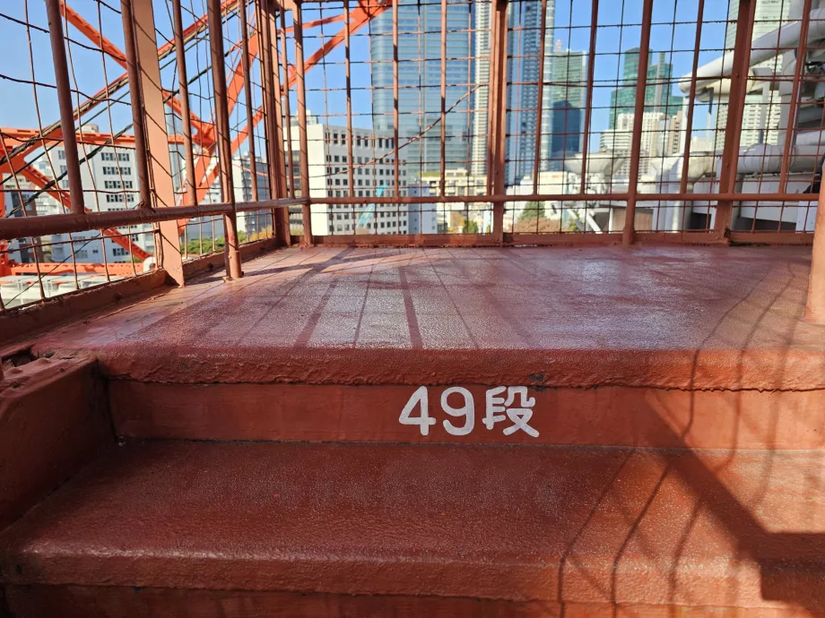 At gå op ad trappen