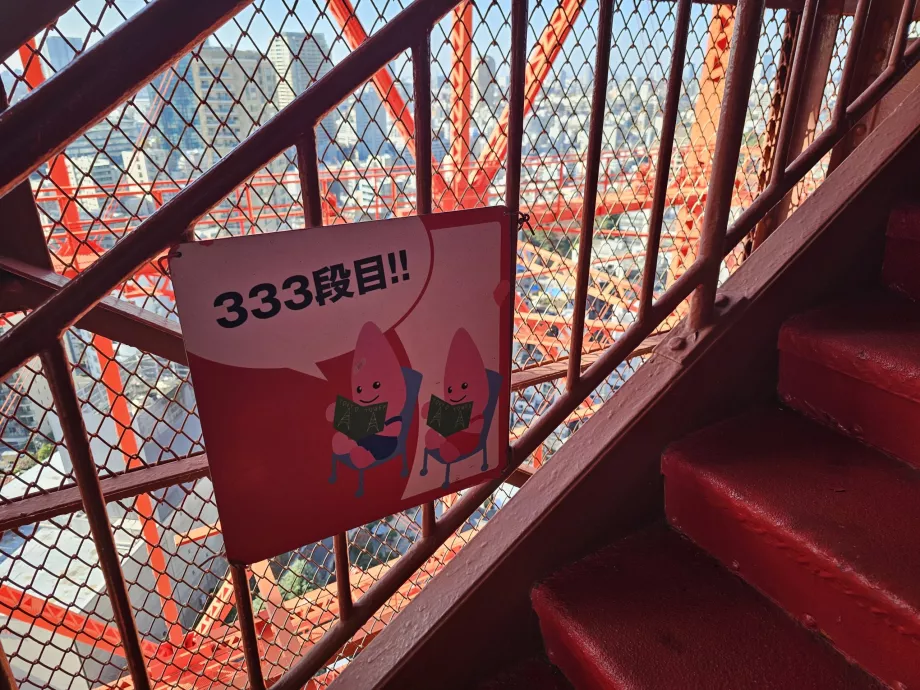 At gå op ad trappen