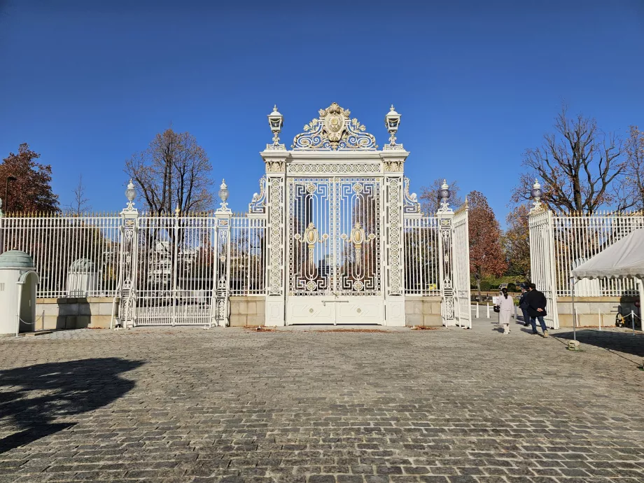 Hovedudgang fra Akasaka Palace