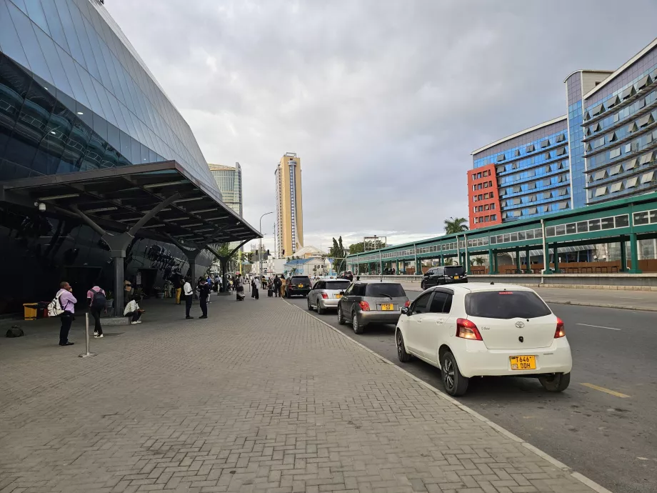 Bolt- eller Uber-biler uden for togstationen