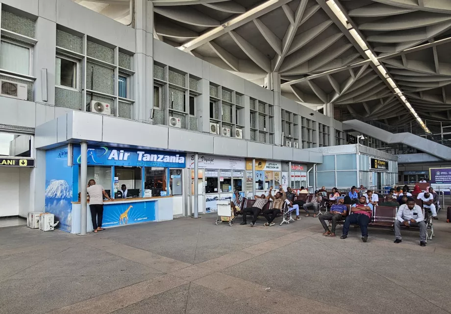 Flyselskabernes skranker foran afgangshallen