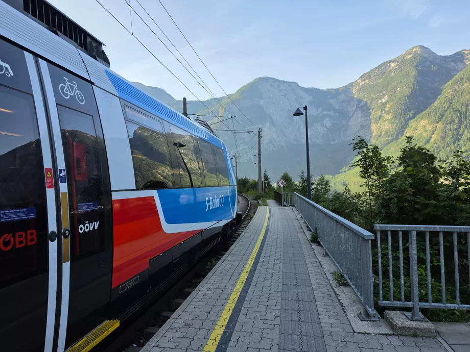 Et tog på Hallstatts togstation