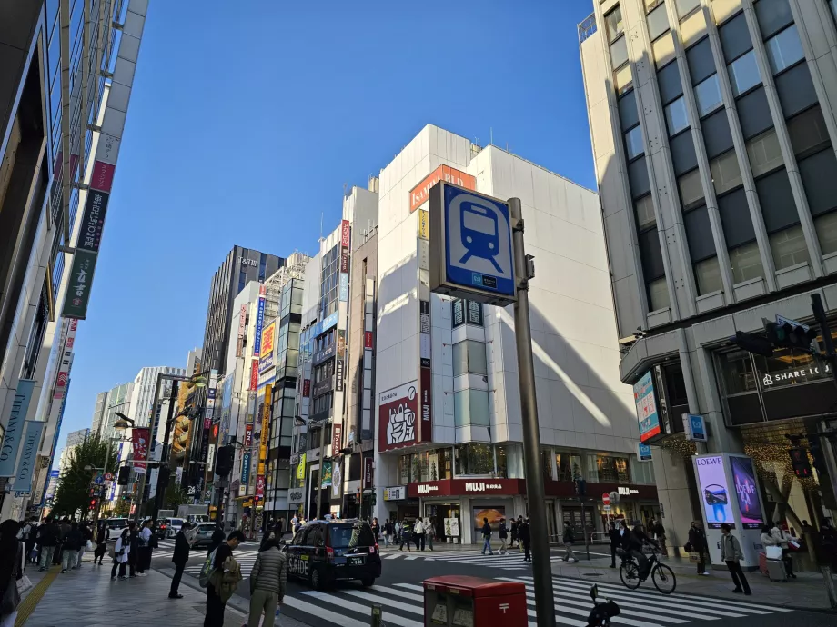 Shinjuku, der markerer indgangen til togstationen