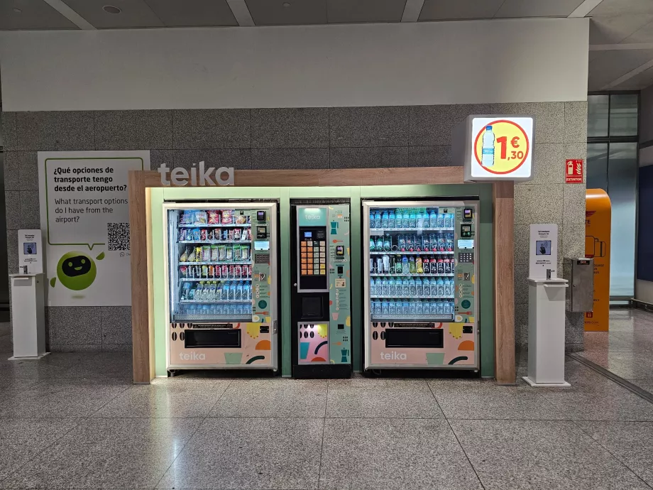 Salgsautomater med drikkevarer, sandwich og slik