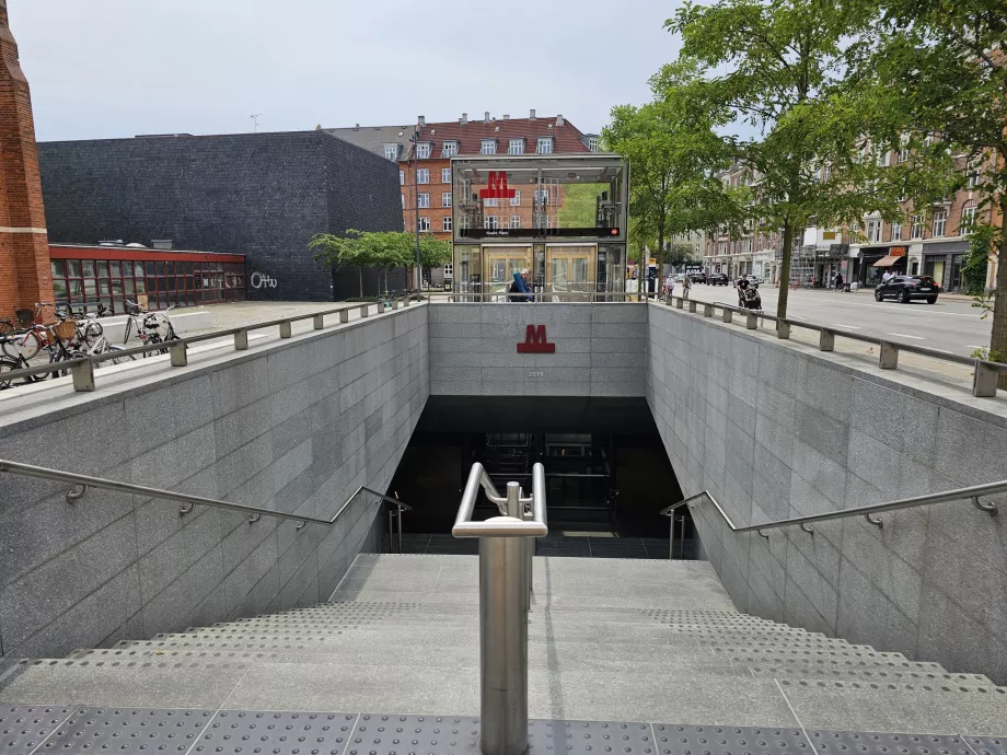 Indgangen til metroen og dens skilte