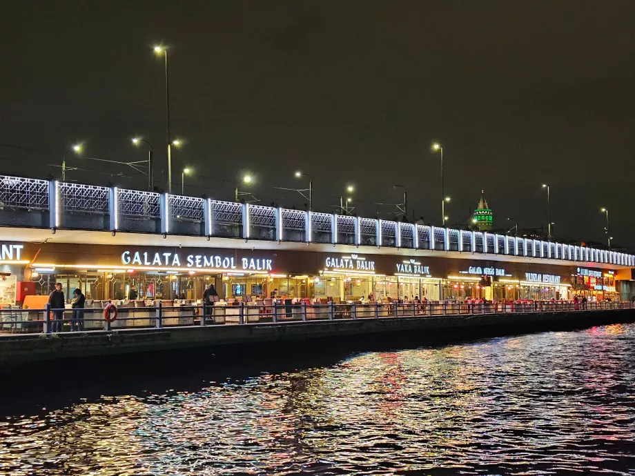 Galata-broen om natten