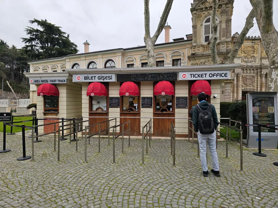 Hovedindgangen til Dolmabahce-paladset