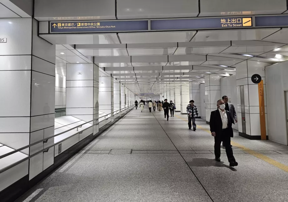 Rejse fra Shinjuku Station til Tokyo Metropolitan Government Building